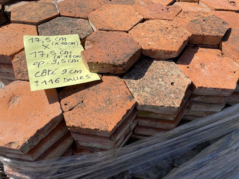 Batch of 2 m² of antique hexagonal terracotta tiles, 19th century Batch of 2 m² of antique hexagonal terracotta tiles, 19th century-4