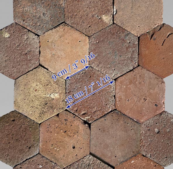 Batch of 9,5 m² of antique hexagonal terracotta tiles, 19th century Batch of 9,5 m² of antique hexagonal terracotta tiles, 19th century-5
