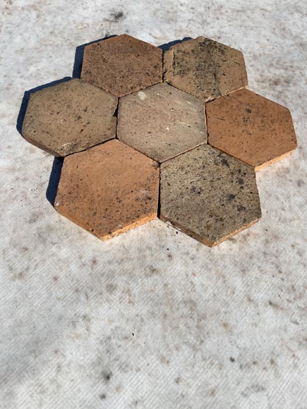 Batch of 6 m² of antique hexagonal terracotta tiles, 19th century Batch of 6 m² of antique hexagonal terracotta tiles, 19th century-1