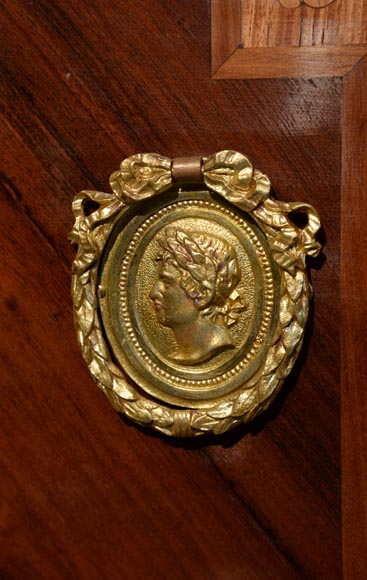 Giuseppe MAGGIOLINI (1738 – 1814)(circle of), Remarkable pair of Neoclassical commodes with marquetry decoration depicting a “Departure for the hunt” and a “ Return from the hunt” beginning of the 19th century Giuseppe MAGGIOLINI (1738 – 1814)(circle of), Remarkable pair of Neoclassical commodes with marquetry decoration depicting a “Departure for the hunt” and a “ Return from the hunt” beginning of the 19th century-14