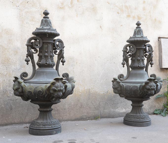 Pair of Renaissance style vases in patinated bronze from the Mouchy-le-Châtel castle, second half of the 19th century Pair of Renaissance style vases in patinated bronze from the Mouchy-le-Châtel castle, second half of the 19th century-1