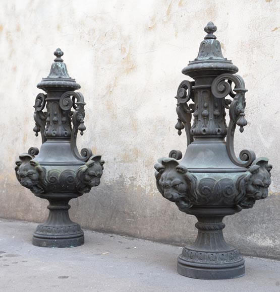 Pair of Renaissance style vases in patinated bronze from the Mouchy-le-Châtel castle, second half of the 19th century Pair of Renaissance style vases in patinated bronze from the Mouchy-le-Châtel castle, second half of the 19th century-2