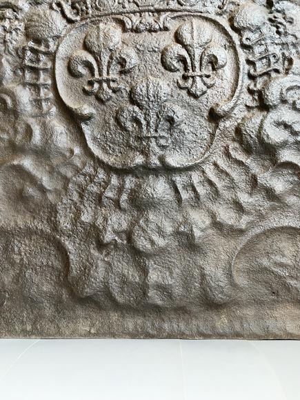 Cast iron cut fireback with the coat of arms of France, 18th century Cast iron cut fireback with the coat of arms of France, 18th century-2