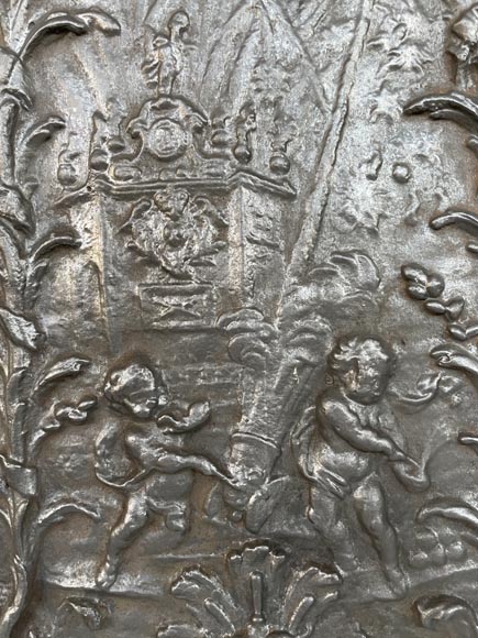 Antique fireback décorated with putti and a cannon, 19th century Antique fireback décorated with putti and a cannon, 19th century-1