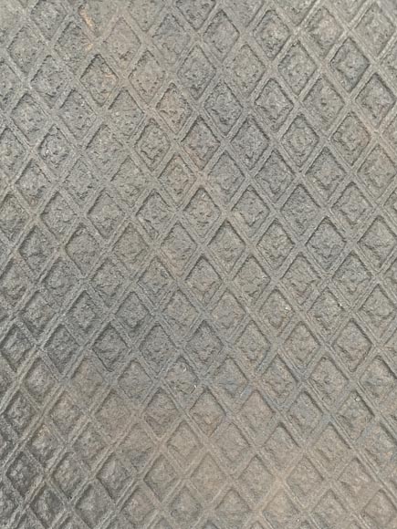 Cast iron fireback with a Putti decoration -4