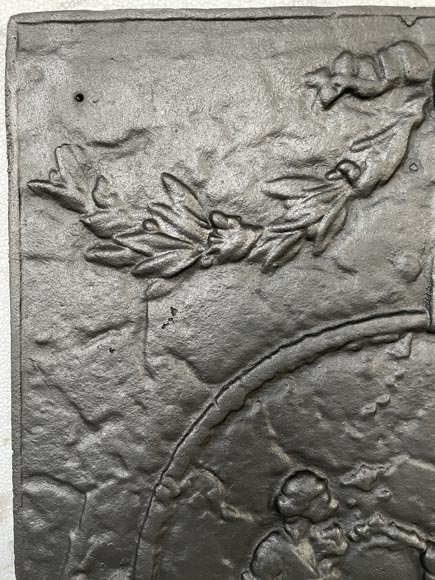 Fireback adorned with a romantic scene in a medallion Fireback adorned with a romantic scene in a medallion-2