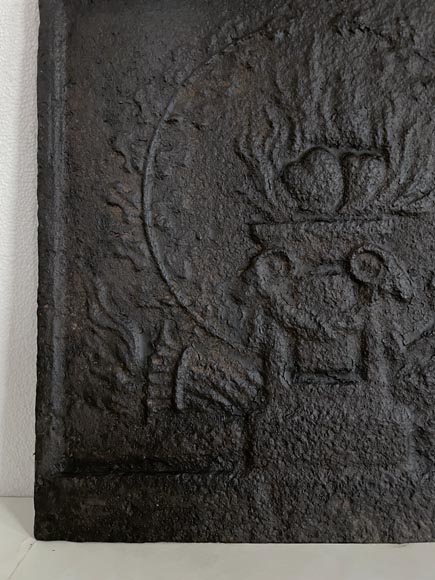 Small Louis XVI style fireback with an Allegory of Love Small Louis XVI style fireback with an Allegory of Love-4