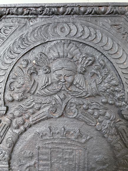 Fireback with erases armorials hold by greyhounds, 19th century Fireback with erases armorials hold by greyhounds, 19th century-2