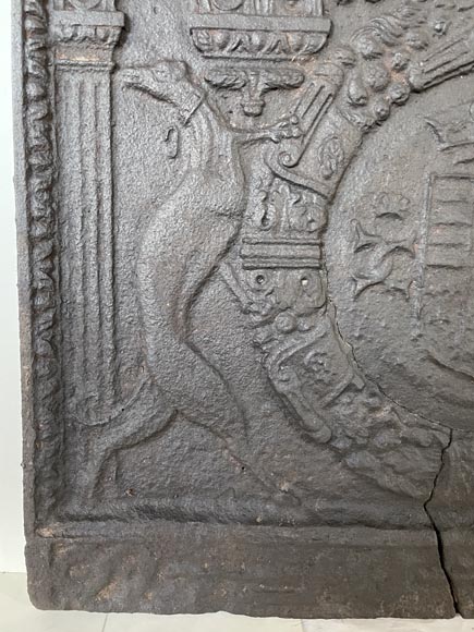 Fireback with erases armorials hold by greyhounds, 19th century Fireback with erases armorials hold by greyhounds, 19th century-7