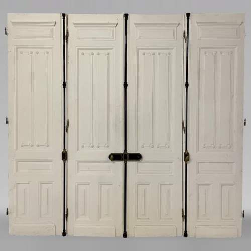 Important door with four leaves paneled decoration and small roses