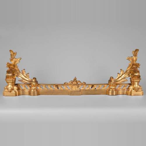 Fire fender with acanthus leaves