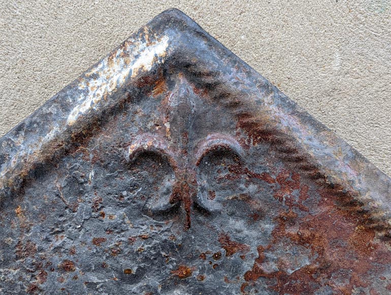 Cast iron fireback from a 16th century original model, 20th century Cast iron fireback from a 16th century original model, 20th century-1