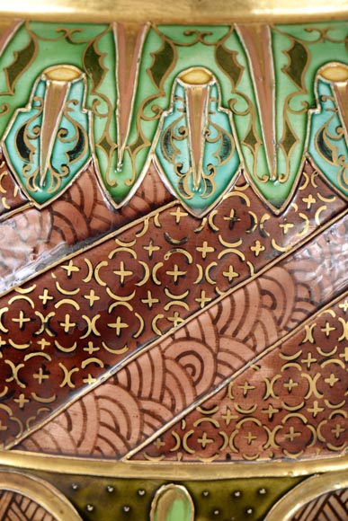 Large vase with a bronze mount and dragons-5