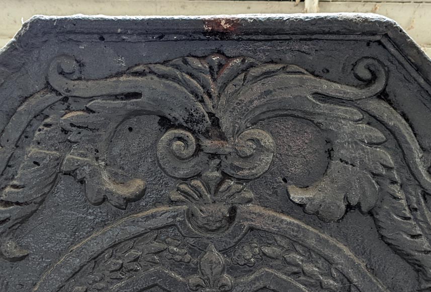Large fireback with the coat of arms of France and Navarre supported by lions, 18th century Large fireback with the coat of arms of France and Navarre supported by lions, 18th century-1