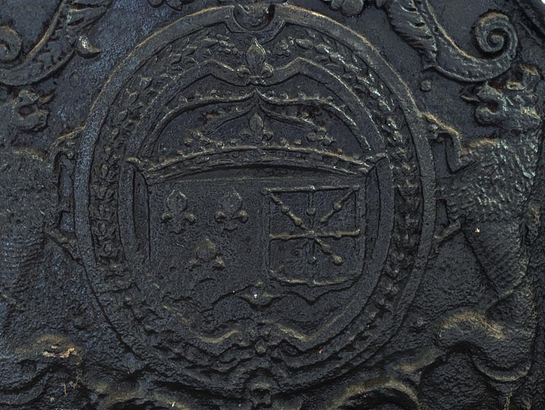 Large fireback with the coat of arms of France and Navarre supported by lions, 18th century Large fireback with the coat of arms of France and Navarre supported by lions, 18th century-2