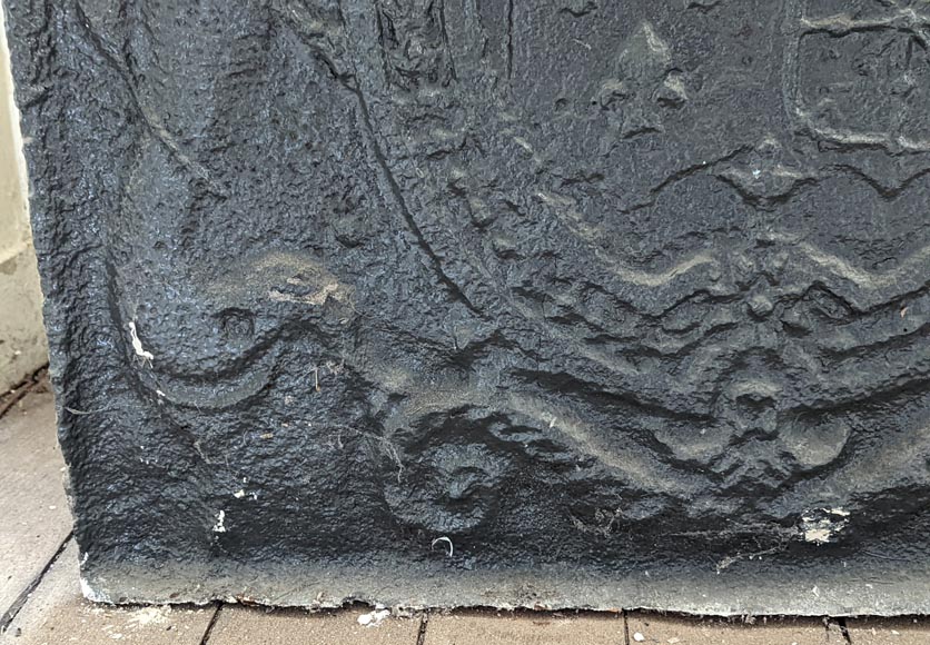 Large fireback with the coat of arms of France and Navarre supported by lions, 18th century Large fireback with the coat of arms of France and Navarre supported by lions, 18th century-4