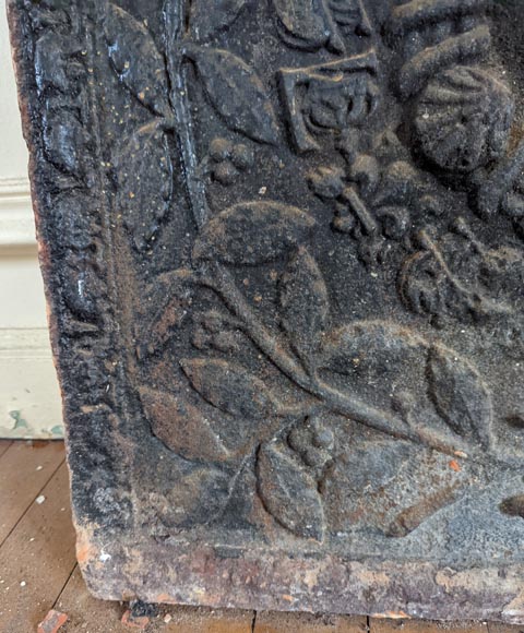 Beautiful fireback with the Coat of Arms of France Beautiful fireback with the Coat of Arms of France-5