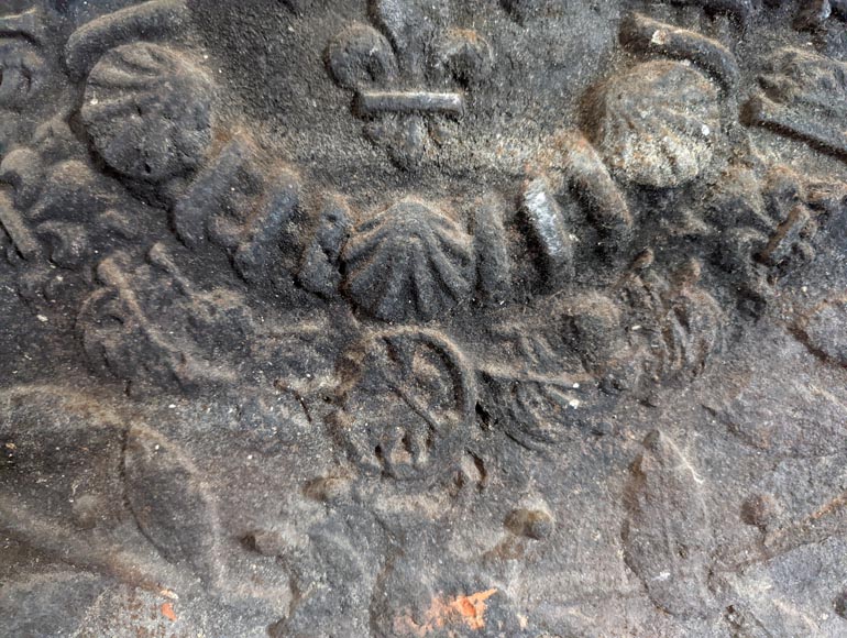 Beautiful fireback with the Coat of Arms of France Beautiful fireback with the Coat of Arms of France-7