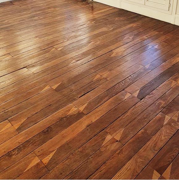 Batch of about 60 m² of linear parquet flooring adorned with diamond marquetery, circa 1820-0