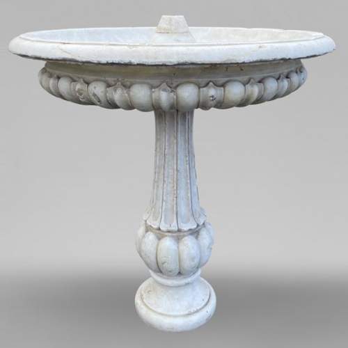 Central fountain in Carrara marble, godroon decors