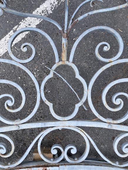 Wrought iron double panel gate with spikes Wrought iron double panel gate with spikes-2