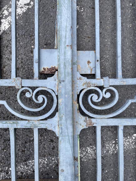 Wrought iron double panel gate with spikes Wrought iron double panel gate with spikes-8