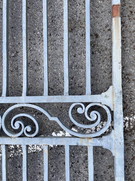 Wrought iron double panel gate with spikes Wrought iron double panel gate with spikes-9