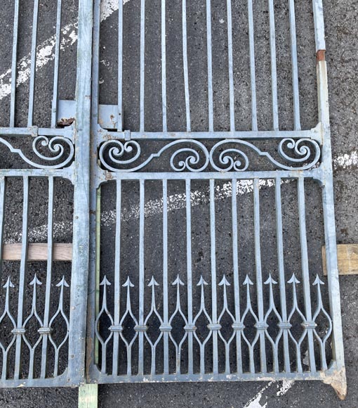 Wrought iron double panel gate with spikes Wrought iron double panel gate with spikes-12