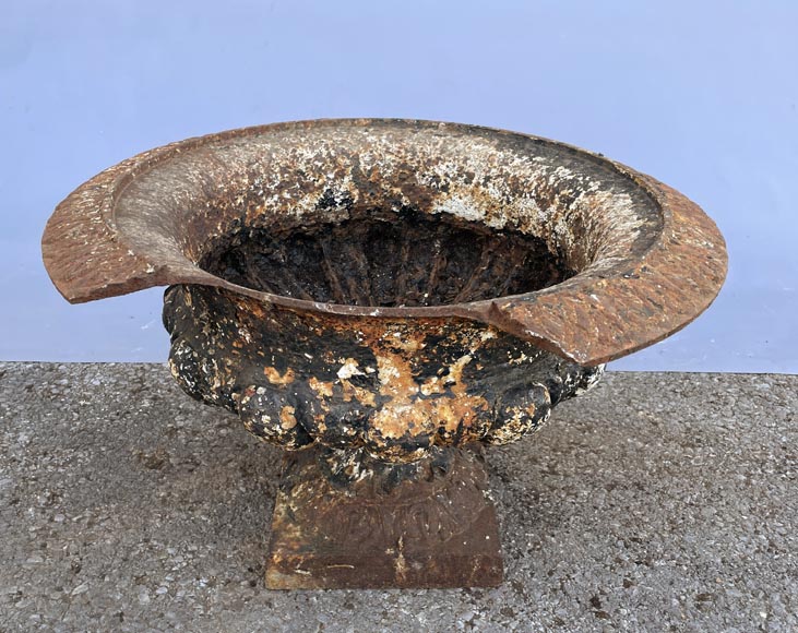 Pair of cast-iron garden vases Pair of cast-iron garden vases-8