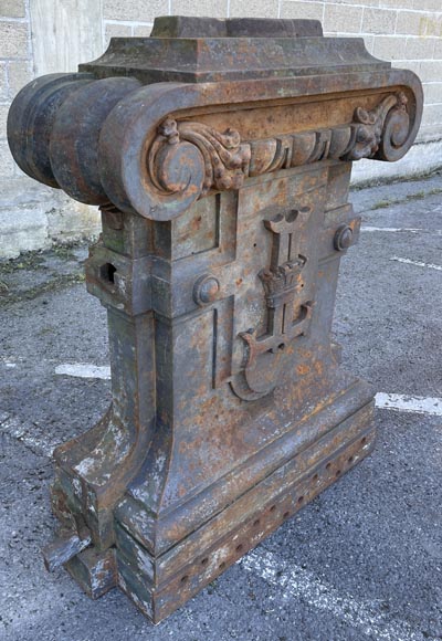 Four cast-iron pilaster bases adorned with a coat of arms Four cast-iron pilaster bases adorned with a coat of arms-3