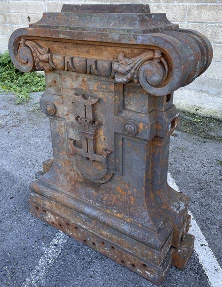 Four cast-iron pilaster bases adorned with a coat of arms Four cast-iron pilaster bases adorned with a coat of arms-5
