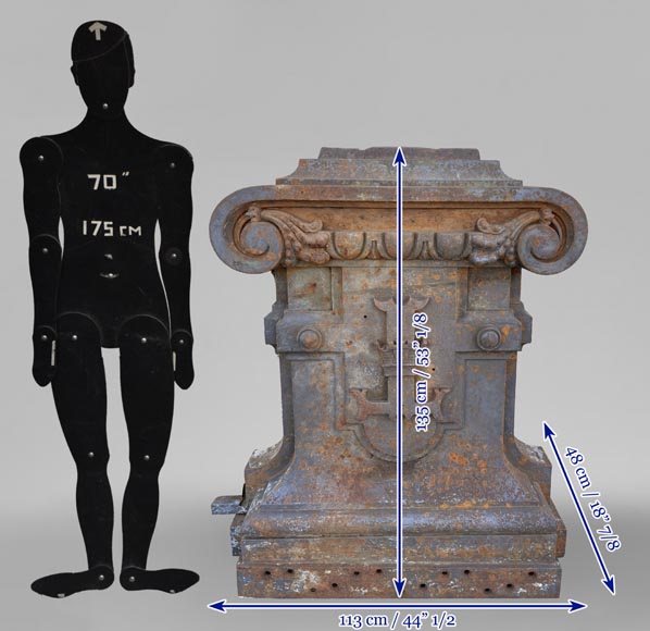 Four cast-iron pilaster bases adorned with a coat of arms Four cast-iron pilaster bases adorned with a coat of arms-10