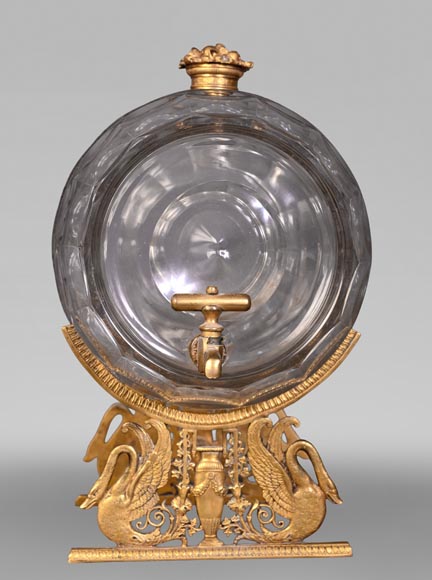 L’Escalier de Cristal (attributed to) Gilt-bronze liqueur barrel with its stand L’Escalier de Cristal (attributed to) Gilt-bronze liqueur barrel with its stand-1