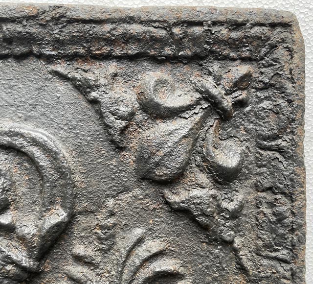 Fireback with the coat of arms of France from the 17th century Fireback with the coat of arms of France from the 17th century-5