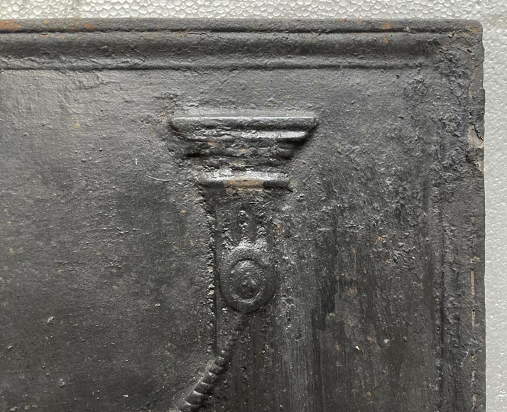 18th century fireback decorated with a garland of flowers 18th century fireback decorated with a garland of flowers-3