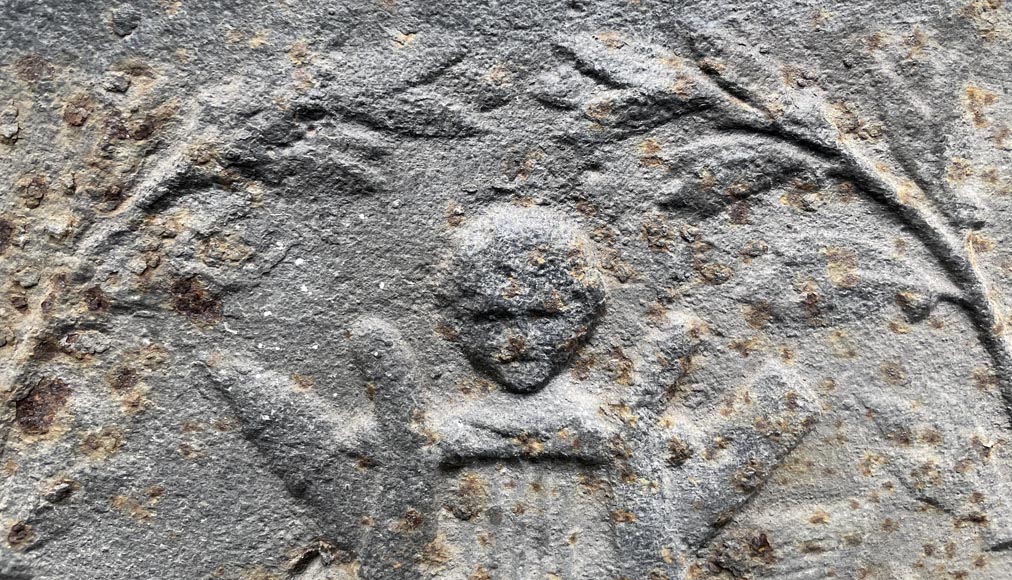 Fireback decorated with antique musical instruments surrounded by a laurel wreath Fireback decorated with antique musical instruments surrounded by a laurel wreath-2