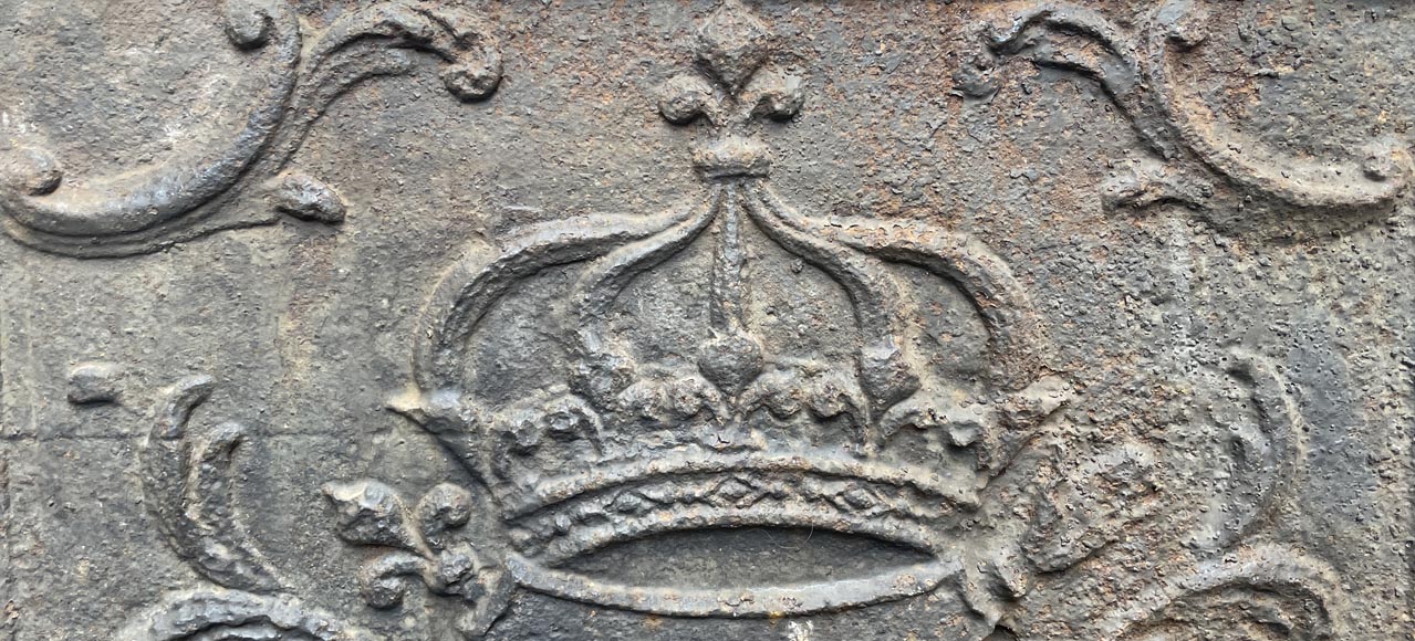Fireback decorated with the coat of arms of France Fireback decorated with the coat of arms of France-2