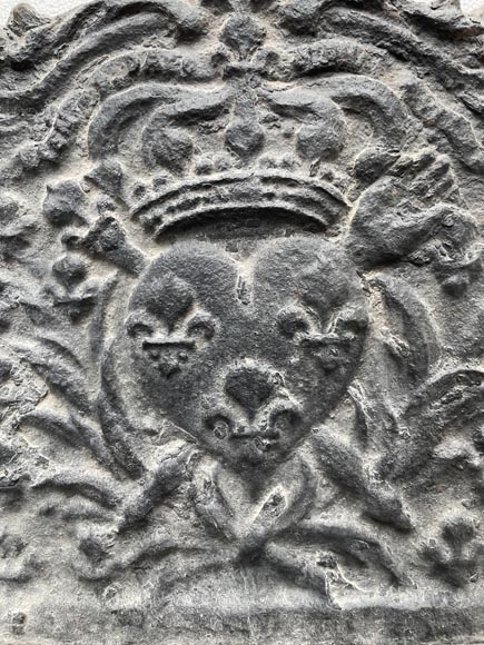 18th century fireback representing the symbols of the French monarchy 18th century fireback representing the symbols of the French monarchy-1