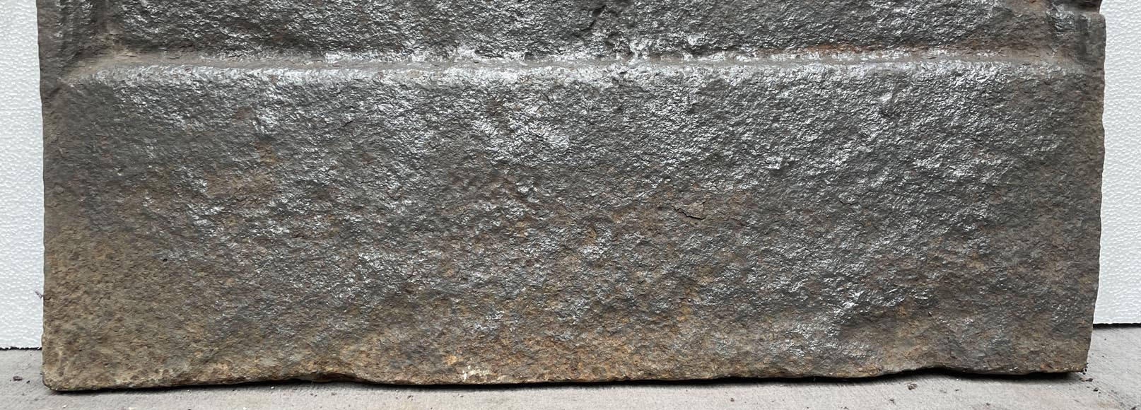 Fireback from the 16th century representing a bishop or a saint Fireback from the 16th century representing a bishop or a saint-3