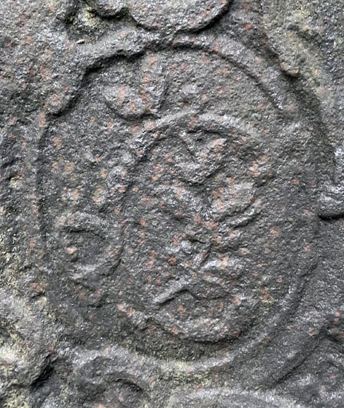 Small fireback in the Louis XV style, decorated with a medallion featuring an illuminated C. Small fireback in the Louis XV style, decorated with a medallion featuring an illuminated C.-2