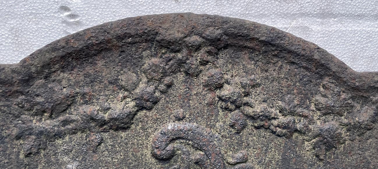 Small fireback in the Louis XV style, decorated with a medallion featuring an illuminated C. Small fireback in the Louis XV style, decorated with a medallion featuring an illuminated C.-3