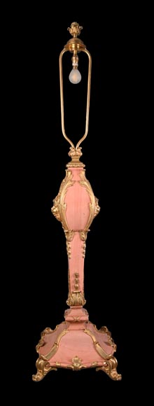 Fonderie Fumière & Co, Rococo pink marble lamp with gilded bronze masks, circa 1906-1926 Fonderie Fumière & Co, Rococo pink marble lamp with gilded bronze masks, circa 1906-1926-2