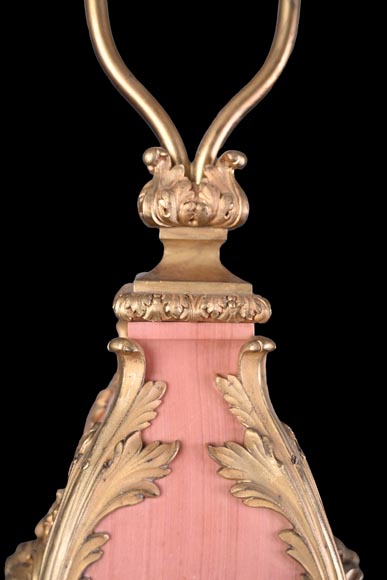 Fonderie Fumière & Co, Rococo pink marble lamp with gilded bronze masks, circa 1906-1926 Fonderie Fumière & Co, Rococo pink marble lamp with gilded bronze masks, circa 1906-1926-4