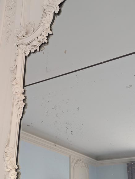 Louis XV period trumeau in painted carved wood decorated with garlands of flowers Louis XV period trumeau in painted carved wood decorated with garlands of flowers-4