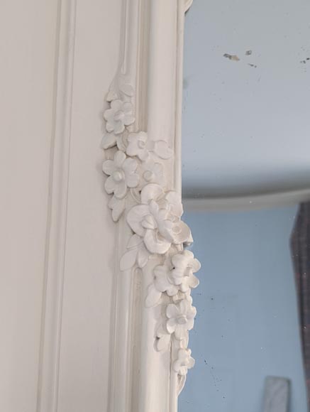 Louis XV period trumeau in painted carved wood decorated with garlands of flowers Louis XV period trumeau in painted carved wood decorated with garlands of flowers-5