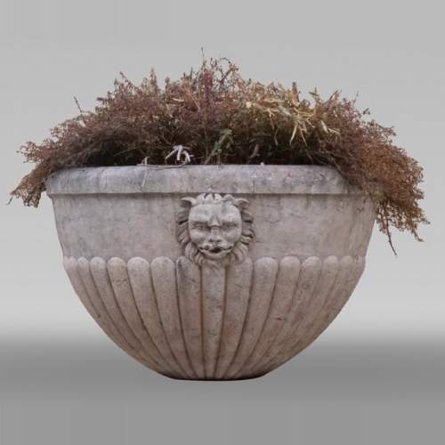 Wall fountain basin with lion head in marble