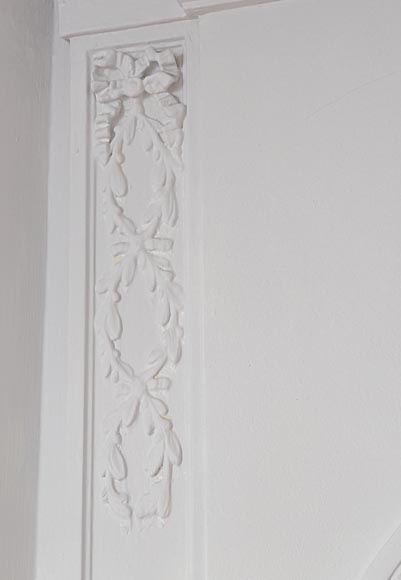 Rounded trumeau with Louis XVI style oval frieze Rounded trumeau with Louis XVI style oval frieze-3