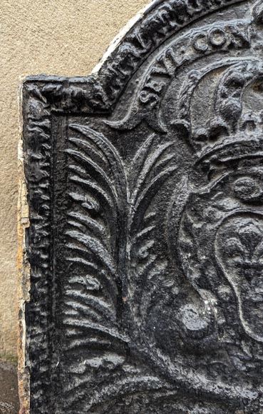 Fireback with the coat of arms of France and the motto Fireback with the coat of arms of France and the motto