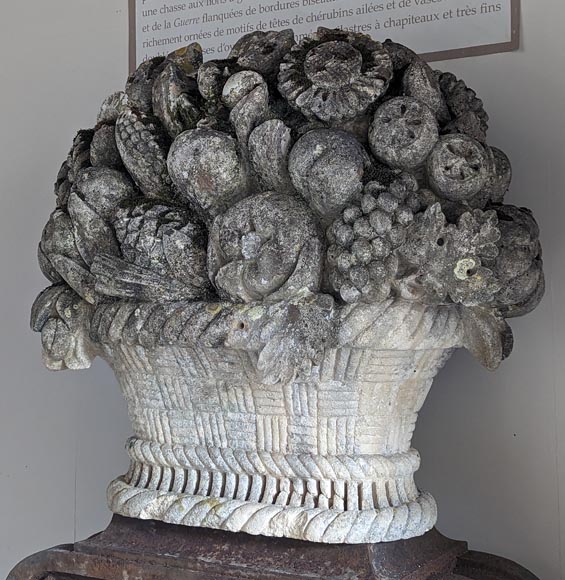 Important pair of carved stone fruit baskets Important pair of carved stone fruit baskets-2