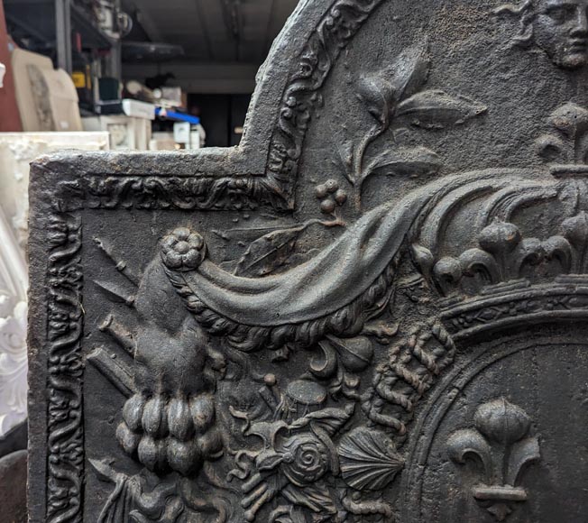 Fireback with the coat of arms of France, with a head of Apollo and the skin of a lion Fireback with the coat of arms of France, with a head of Apollo and the skin of a lion-3